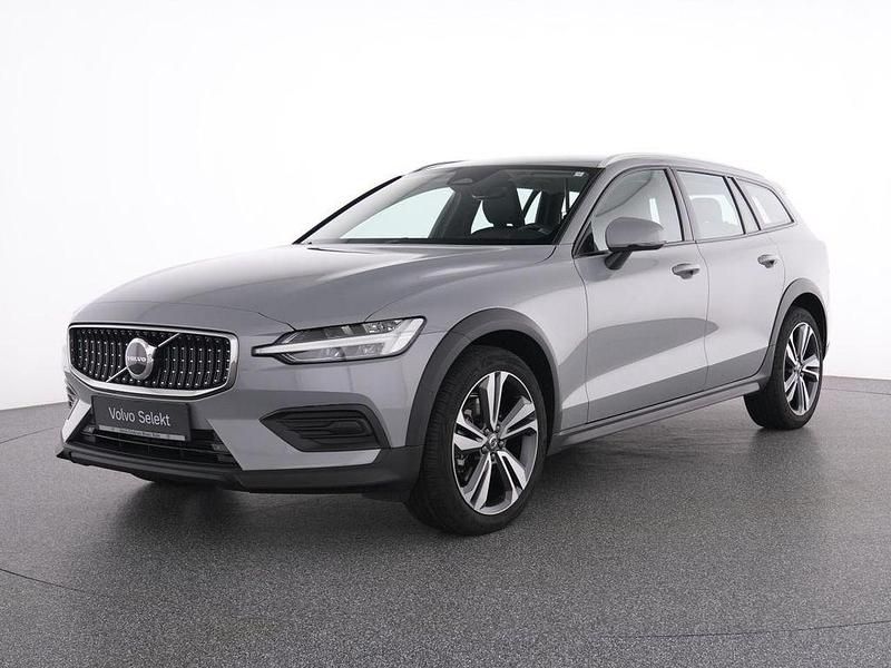 Gebraucht Volvo V60 CC Plus 197 PS (144 kW) 2024 Grau vapour grey / metallic Kombi