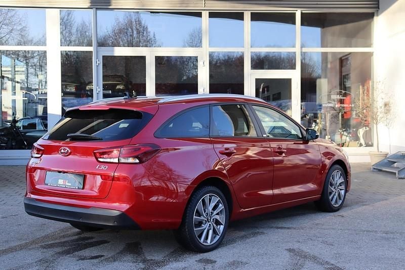 Gebraucht Hyundai i30 Passion Plus 140 PS (102 kW) 2018 Fiery red / mic Kombi