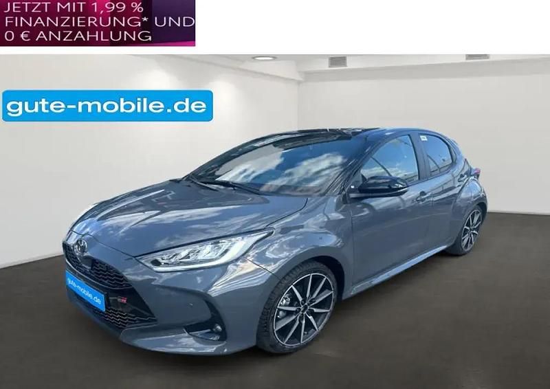 Ash (1m2)/ black (202) Neu 2025 Toyota Yaris Hybrid Sport Limousine | 34.999 € - Bild 1/4