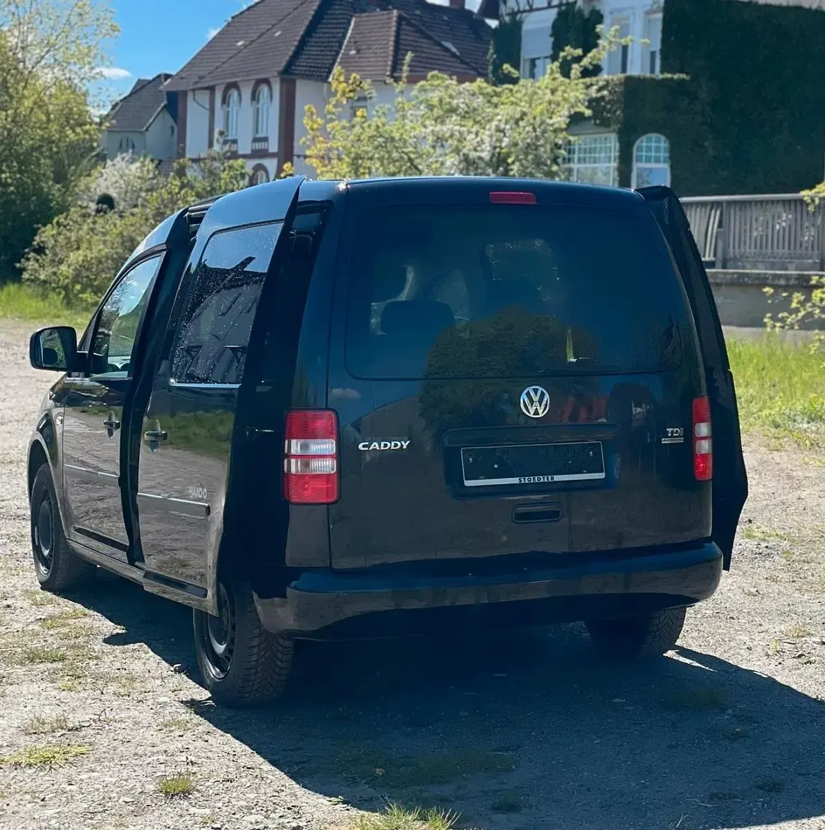 Second-hand VW Caddy 102 CP (75 kW) 2013 Negru Monovolum