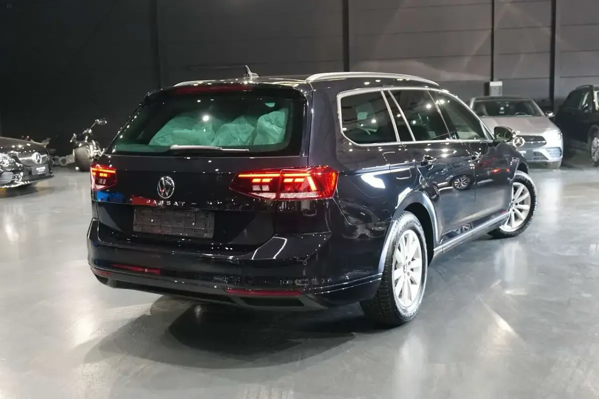 Gebraucht VW Passat Basis 150 PS (110 kW) 2022 Deep black Kombi