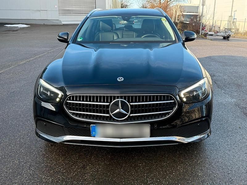 Schwarz Gebraucht 2022 Mercedes E220 Kombi | 19.950 € (Superpreis) - Bild 1/4