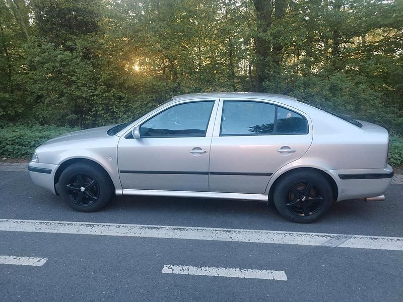Używany Skoda Octavia 102 KM (75 kW) 2004 Srebrny Sedan/Limuzyna
