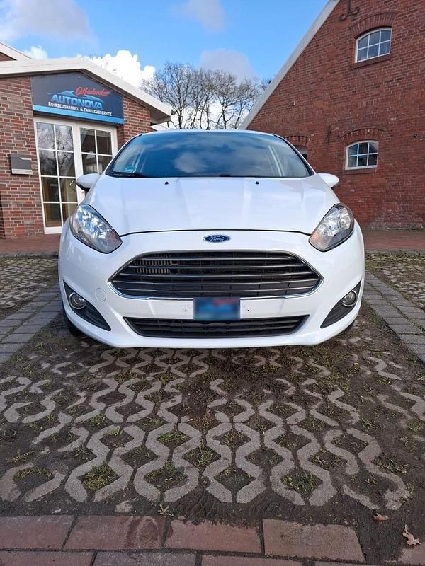Gebraucht Ford Fiesta 101 PS (74 kW) 2015 Weiß Kleinwagen
