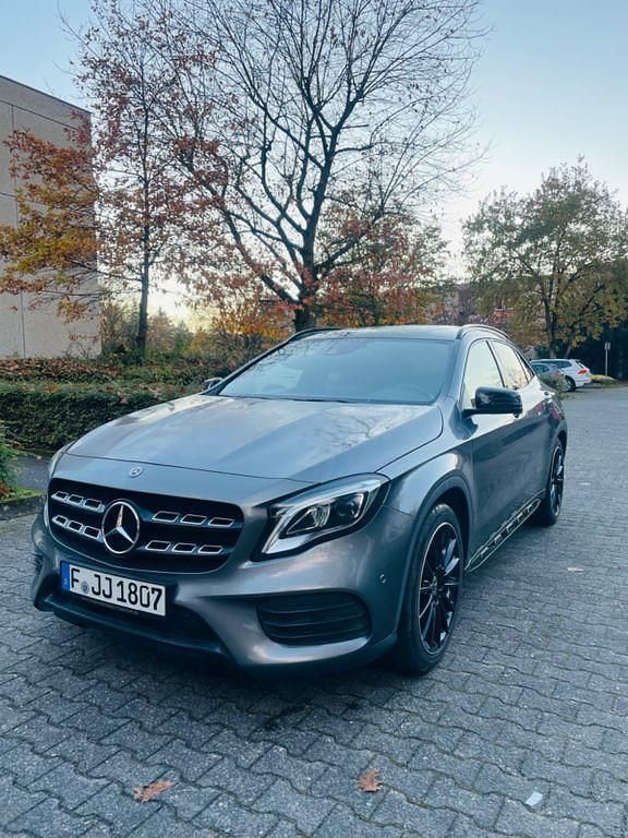 Grau Gebraucht 2018 Mercedes GLA250 AMG SUV | 23.699 € (Fairer Preis) - Bild 1/4