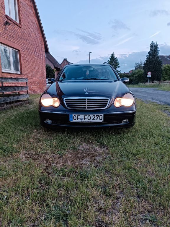 Schwarz Gebraucht 2002 Mercedes C270 Avantgarde Limousine | 1.800 € (Fairer Preis) - Bild 1/4
