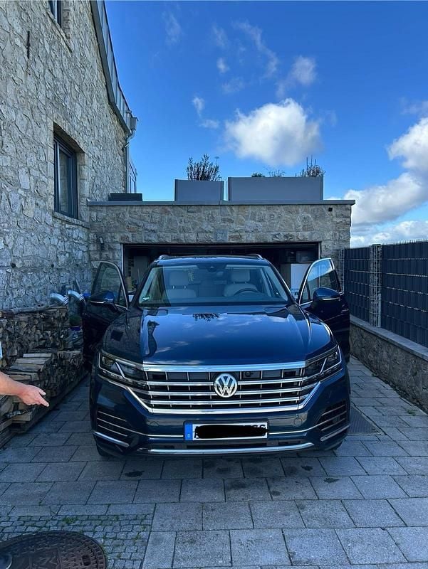 Blau Gebraucht 2018 VW Touareg SUV | 38.500 € (Fairer Preis) - Bild 1/4