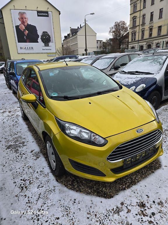 Gelb Gebraucht 2015 Ford Fiesta Trend Limousine | 3.900 € (Superpreis) - Bild 1/4