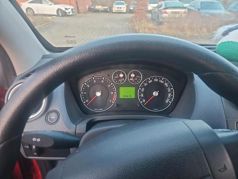 Gebraucht Ford Fiesta 59 PS (43 kW) 2006 Rot Kleinwagen