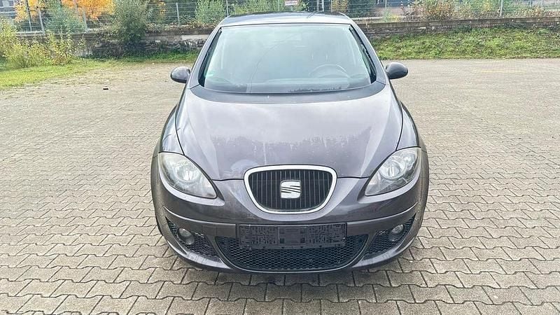 Grau Gebraucht 2006 Seat Toledo Limousine | 1.850 € - Bild 1/4