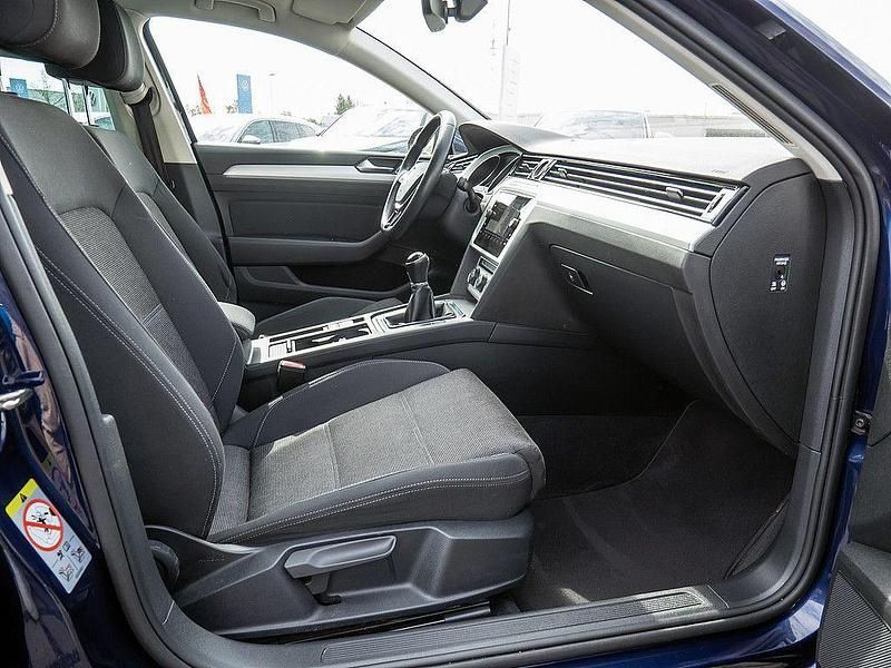 Gebraucht VW Passat Comfortline 150 PS (110 kW) 2017 Blau Kombi