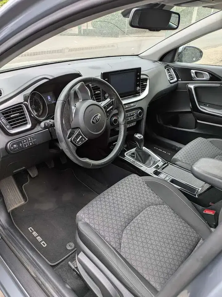 Używany Kia Ceed Vision 140 KM (102 kW) 2020 Szary Hatchback