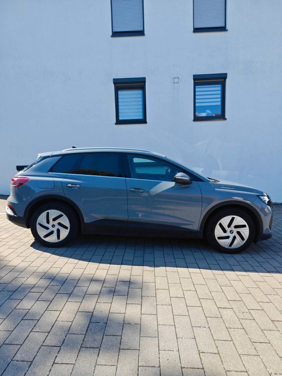 Grau Gebraucht 2021 Audi Q4 e-tron Basis SUV | 22.500 € (Fairer Preis) - Bild 1/4