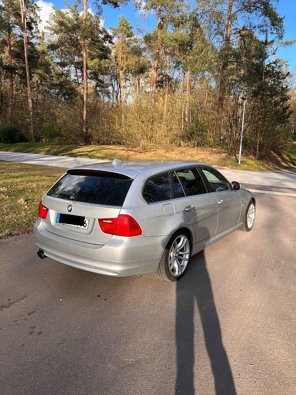 Gebraucht BMW 330 Performance 245 PS (180 kW) 2009 Silber Kombi