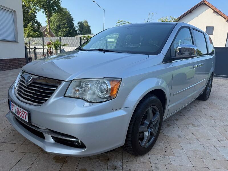 Gebraucht Lancia Voyager Gold 163 PS (119 kW) 2011 Colore esterno (bright silver) Van / Kleinbus