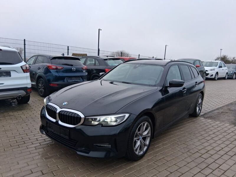 Black sapphire metallic Gebraucht 2020 BMW 320 Advantage Kombi | 22.950 € (Fairer Preis) - Bild 1/4