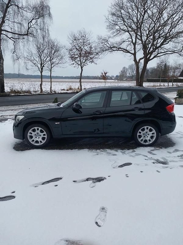 Schwarz Gebraucht 2011 BMW X1 SUV | 5.555 € (Superpreis) - Bild 1/4