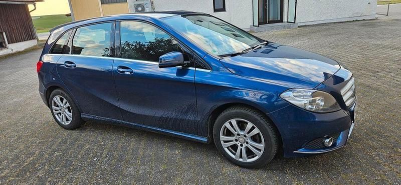 Gebraucht Mercedes B180 122 PS (89 kW) 2013 Blau Van / Kleinbus