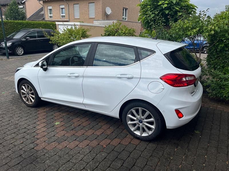 Gebraucht Ford Fiesta Titanium 101 PS (74 kW) 2018 Weiß Kleinwagen