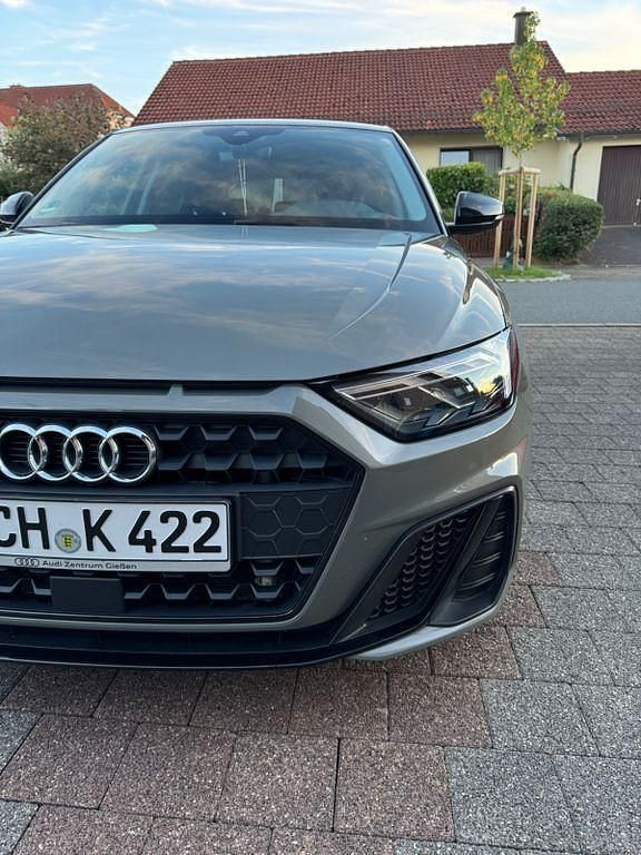 Grau Gebraucht 2020 Audi A1 Sportback Ambiente Kleinwagen | 20.900 € (Fairer Preis) - Bild 1/4