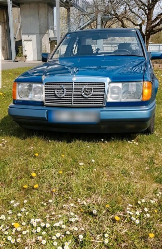 Blau Gebraucht 1990 Mercedes E230 Limousine | 7.490 € - Bild 1/4