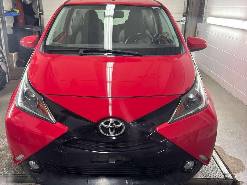 Gebraucht Toyota Aygo X-play 69 PS (50 kW) 2015 Rot Kleinwagen