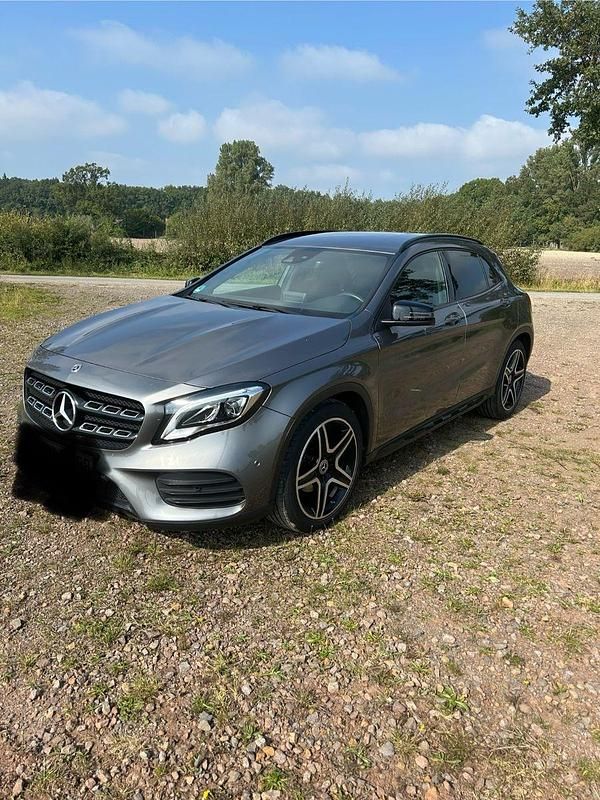 Grau Gebraucht 2019 Mercedes GLA200 AMG line SUV | 24.590 € (Etwas zu teuer) - Bild 1/4