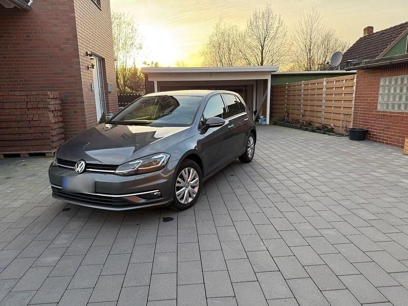 Gebraucht VW Golf VII Highline 150 PS (110 kW) 2019 Grau Limousine