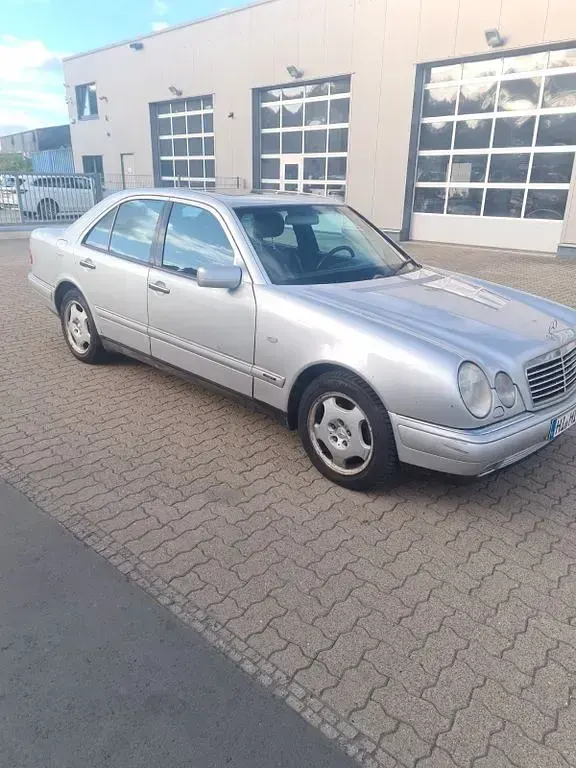 Gebraucht Mercedes E320 Avantgarde 224 PS (164 kW) 1997 Silber Limousine