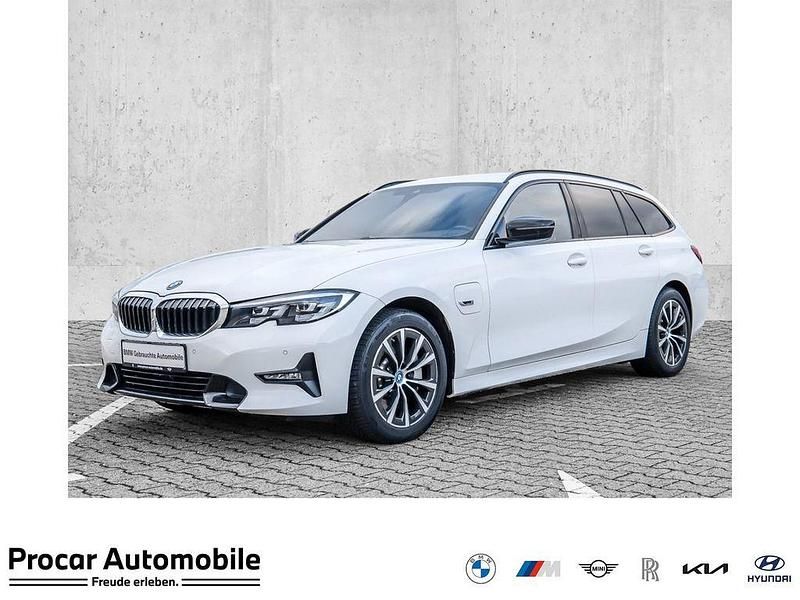 Weiß Gebraucht 2022 BMW 330e Sport Line Kombi | 30.350 € (Superpreis) - Bild 1/4