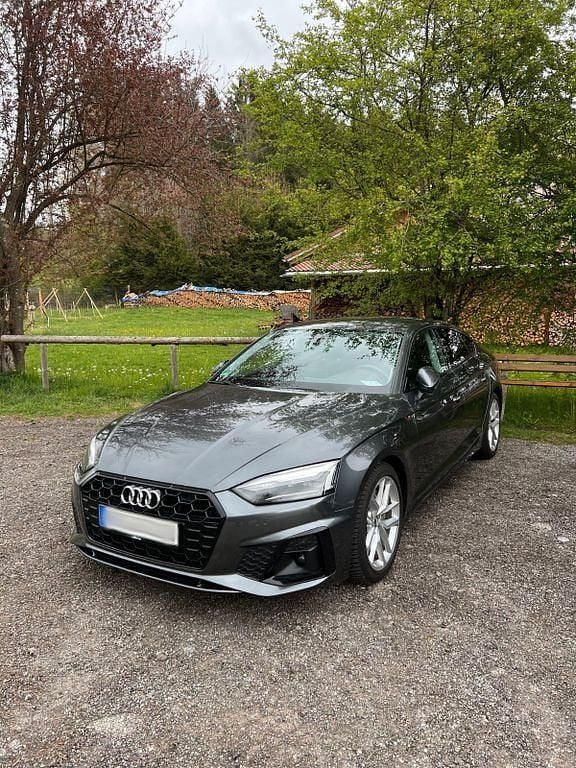 Grau Gebraucht 2020 Audi A5 Sportback S-Line Kleinwagen | 28.300 € (Superpreis) - Bild 1/4