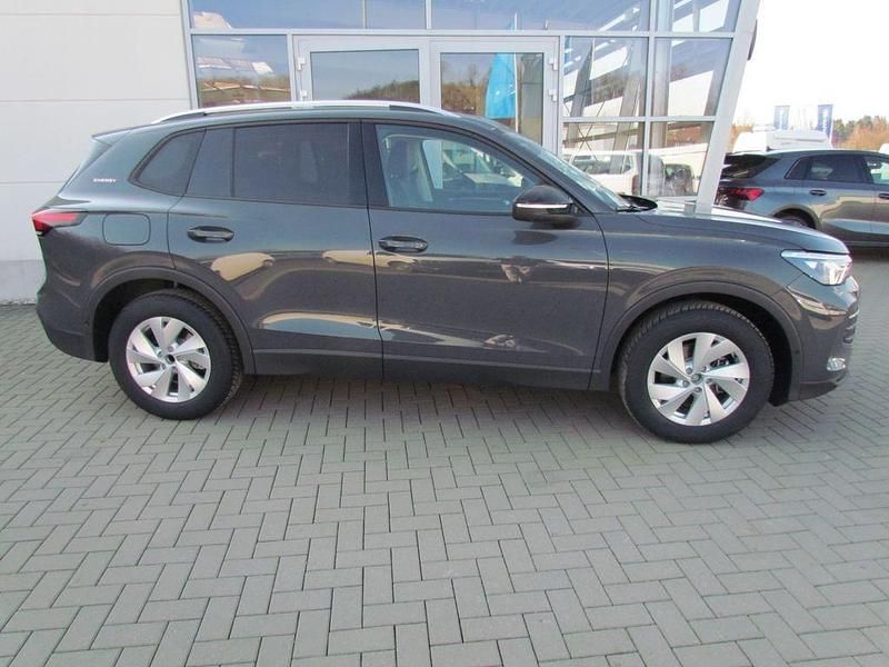 Neu VW Tiguan 131 PS (96 kW) 2026 Grau SUV