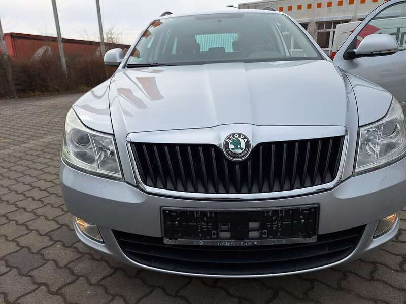 Silber (brilliantsilber metallic / brilliantsilber metal) Gebraucht 2012 Skoda Octavia Family Kombi | 5.999 € (Guter Preis) - Bild 1/4