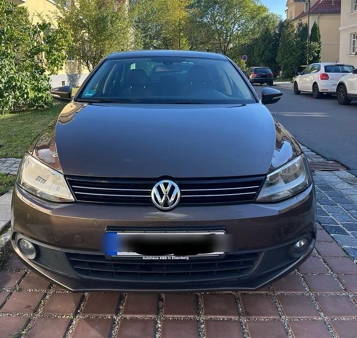 Braun Gebraucht 2013 VW Jetta Limousine | 4.500 € (Guter Preis) - Bild 1/4