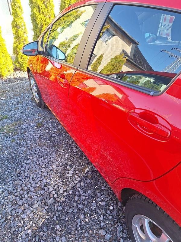 Gebraucht Toyota Yaris Comfort 99 PS (72 kW) 2015 Rot Kleinwagen