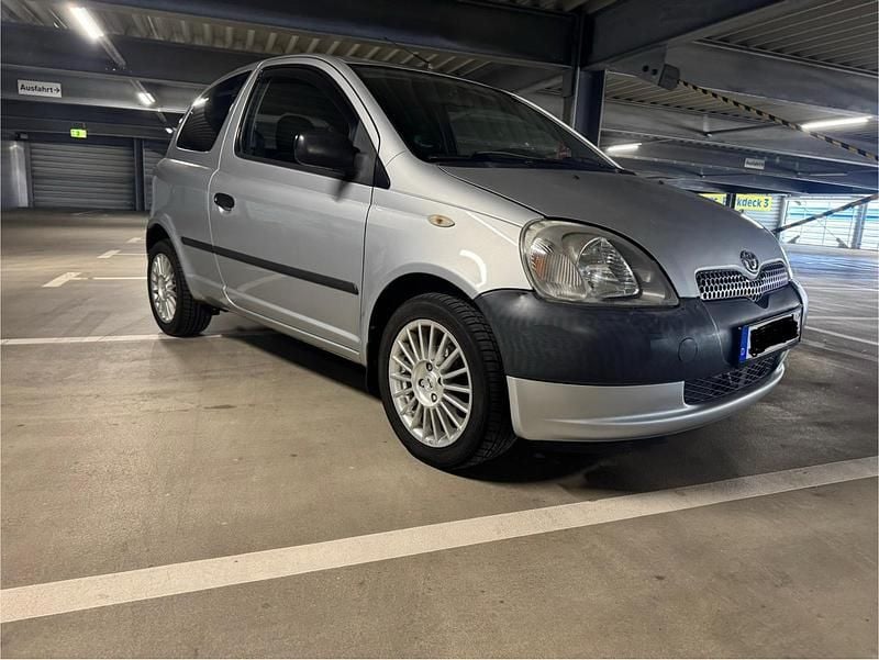 Grau Gebraucht 2001 Toyota Yaris Kleinwagen | 1.400 € (Etwas zu teuer) - Bild 1/4