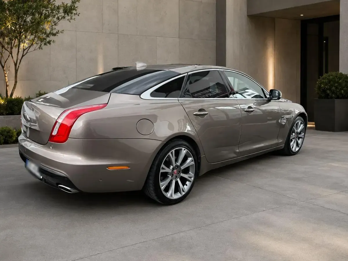 Gebraucht Jaguar XJ 300 PS (220 kW) 2016 Gold Limousine