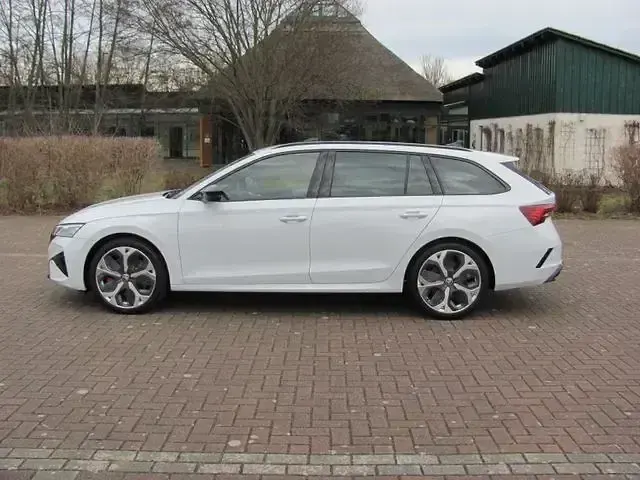 Gebraucht Skoda Octavia RS 265 PS (194 kW) 2024 Weiß moon metallic Kombi