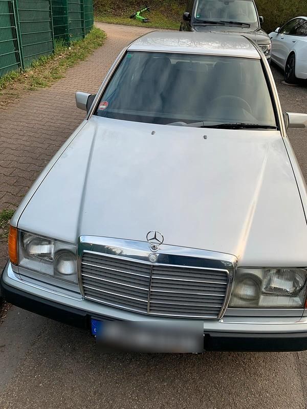Second-hand Mercedes E250 94 CP (69 kW) 1990 Argintiu Berlinǎ