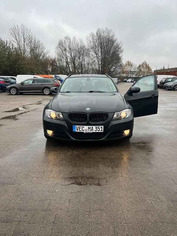 Gebraucht BMW 318 143 PS (105 kW) 2011 Schwarz Kombi