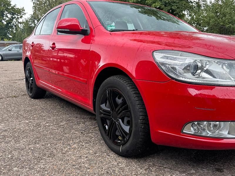 Rot Gebraucht 2012 Skoda Octavia Limousine | 3.200 € (Superpreis) - Bild 1/4