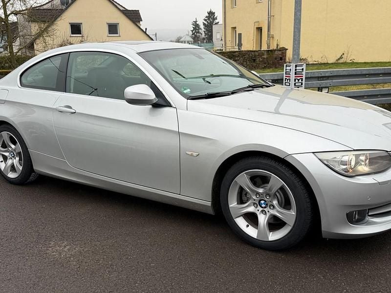 Gebraucht BMW 325 218 PS (160 kW) 2010 Silber Coupé