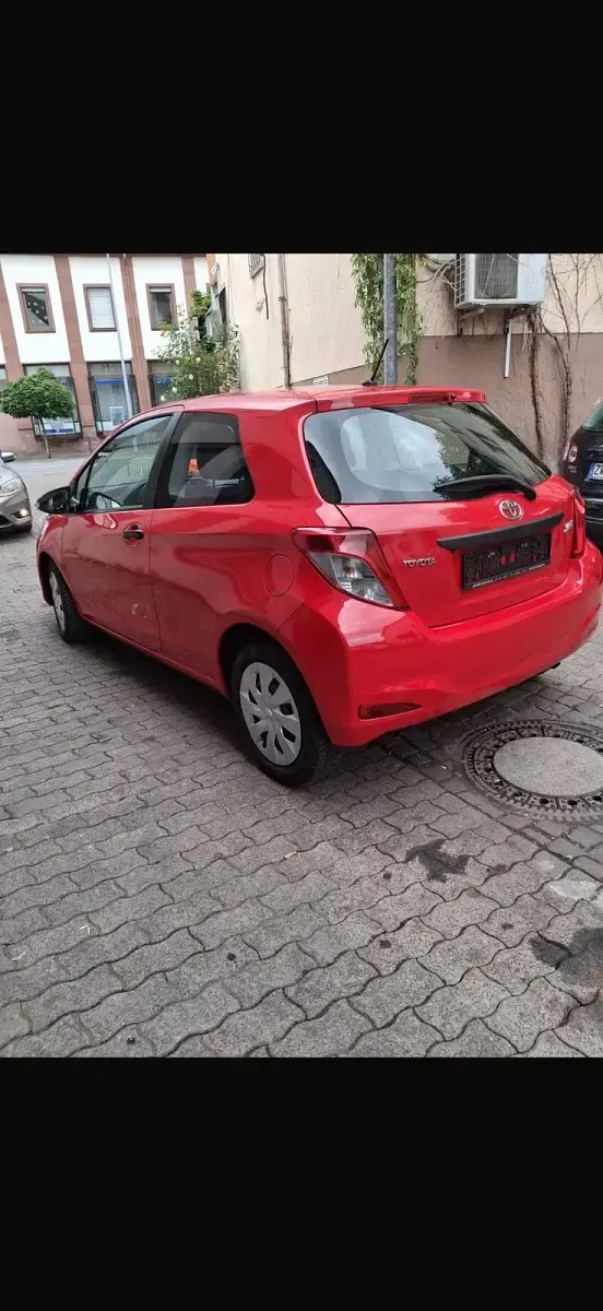 Gebraucht Toyota Yaris 69 PS (50 kW) 2014 Rot Kleinwagen