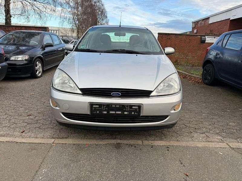 Gebraucht Ford Focus Ambiente 116 PS (85 kW) 1999 Silber Limousine