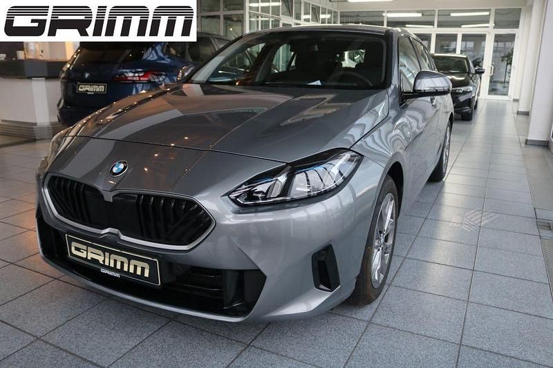 Skyscraper grau metallic (metallic) Gebraucht 2024 BMW 120 Kleinwagen | 27.680 € (Guter Preis) - Bild 1/4