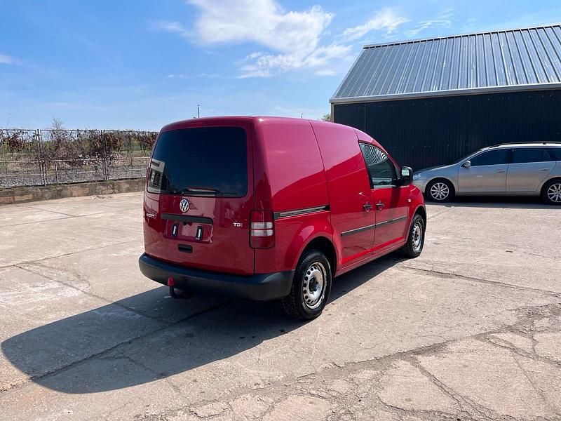 Second-hand VW Caddy 102 CP (75 kW) 2012 Roșu Monovolum