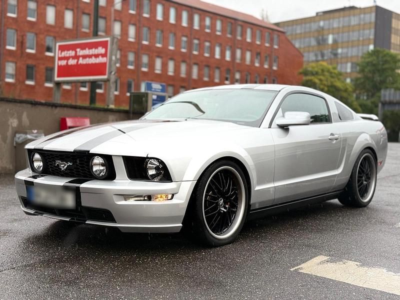Silber Gebraucht 2006 Ford Mustang Coupé | 10.900 € (Fairer Preis) - Bild 1/4