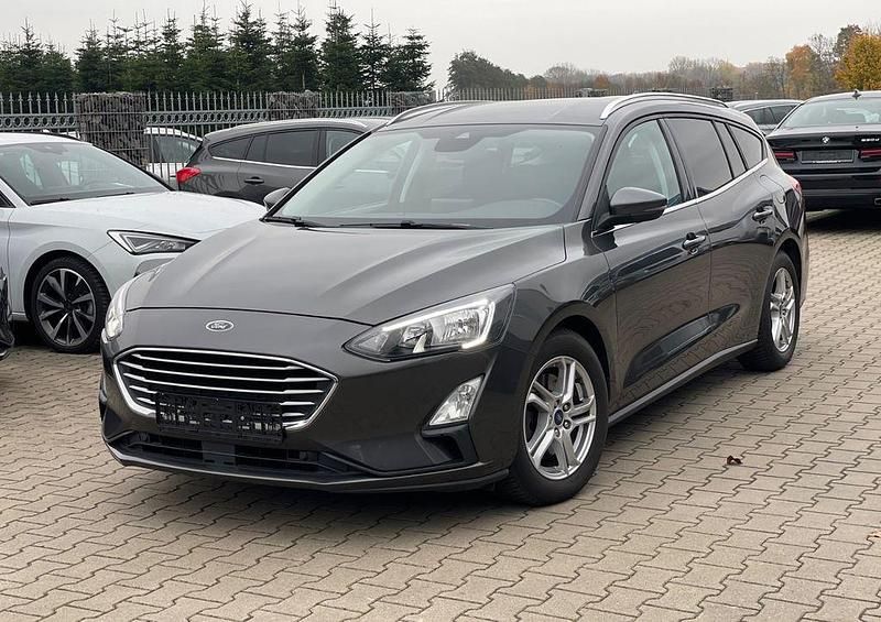 Grau Gebraucht 2019 Ford Focus Cool & Connect Limousine | 9.990 € (Fairer Preis) - Bild 1/4