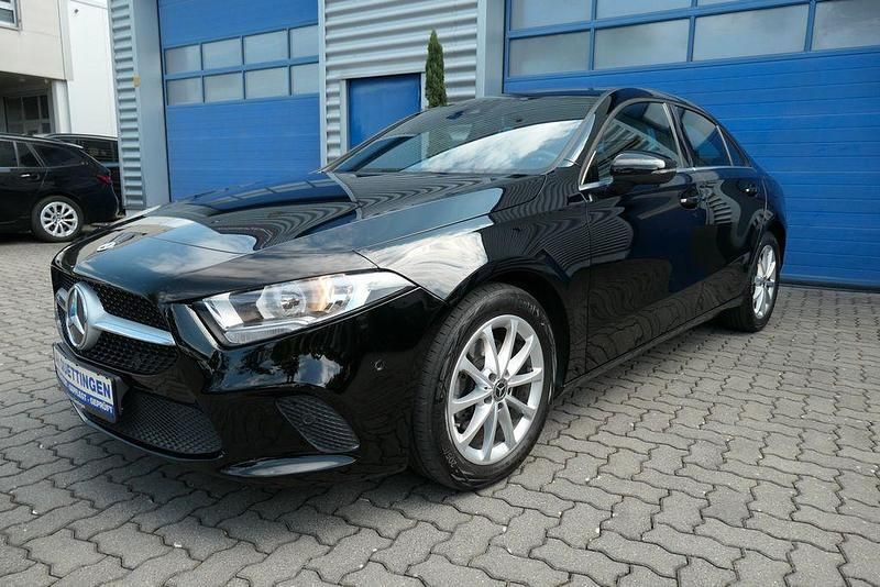 Nachtschwarz Gebraucht 2022 Mercedes A200 Style Limousine | 20.850 € (Fairer Preis) - Bild 1/4