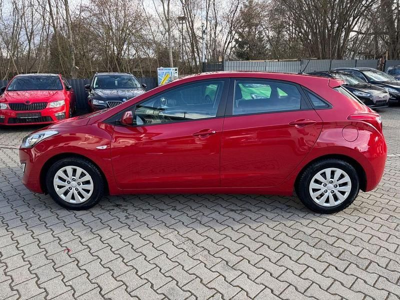 Gebraucht Hyundai i30 Classic 101 PS (74 kW) 2016 Rot Limousine